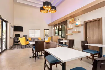 Photo 4 - Days Inn & Suites by Wyndham Houston Hobby Airport