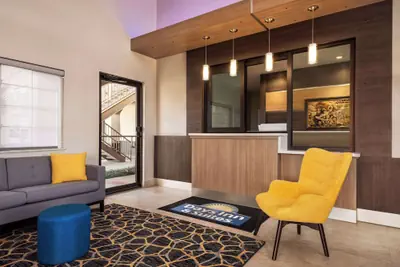 Photo 3 - Days Inn & Suites by Wyndham Houston Hobby Airport