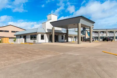 Photo 2 - Quality Inn & Suites Port Lavaca near Lighthouse Beach