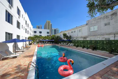 Photo 2 - Tropics Hotel