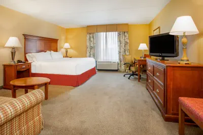 Photo 5 - Holiday Inn Express & Suites Bloomington by IHG