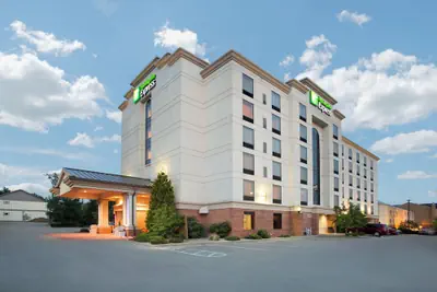 Photo 2 - Holiday Inn Express & Suites Bloomington by IHG