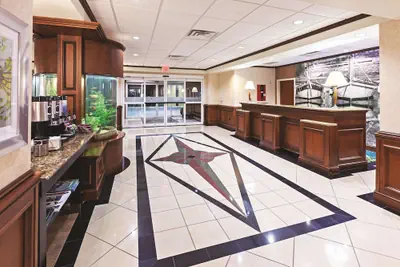 Photo 3 - La Quinta Inn & Suites by Wyndham Corpus Christi-N Padre Isl