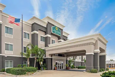 Photo 2 - La Quinta Inn & Suites by Wyndham Corpus Christi-N Padre Isl