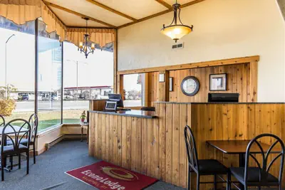 Photo 2 - Econo Lodge Inn & Suites Kalispell - Glacier National Park Gateway