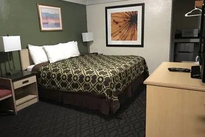 Photo 4 - Downtown Inn