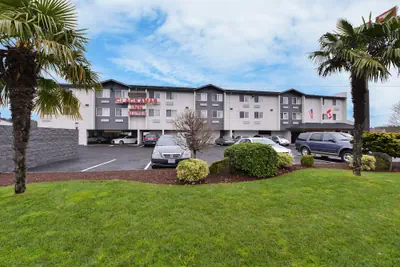 Photo 2 - Clackamas Inn & Suites