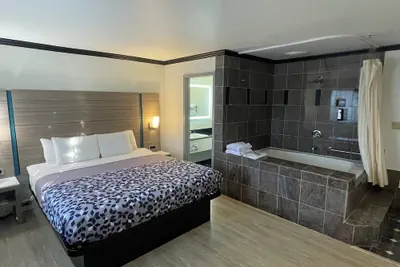 Photo 2 - Discovery Inn