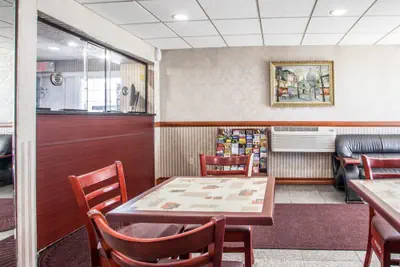 Photo 4 - Rodeway Inn Jersey City North