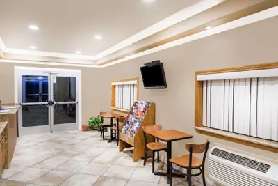 Photo 2 - Travelodge by Wyndham Barstow