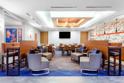 Photo 5 - La Quinta Inn & Suites by Wyndham St. Petersburg Northeast