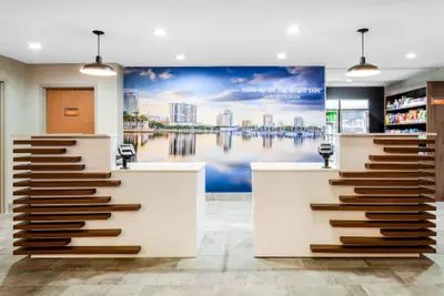 Photo 3 - La Quinta Inn & Suites by Wyndham St. Petersburg Northeast