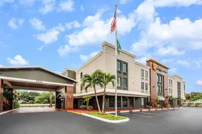 Photo 2 - La Quinta Inn & Suites by Wyndham St. Petersburg Northeast