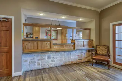 Photo 5 - SureStay Hotel By Best Western Leesville