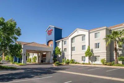 Photo 2 - Hampton Inn & Suites Redding