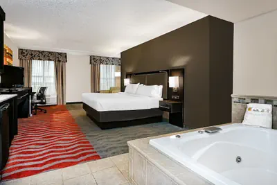 Photo 4 - Holiday Inn & Suites College Station - Aggieland by IHG