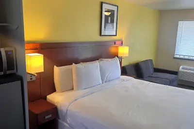 Photo 2 - Lakeshore Inn Water Front