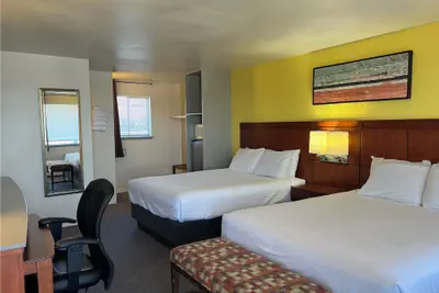 Photo 5 - Lakeshore Inn Water Front