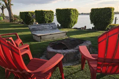 Photo 3 - Lakeshore Inn Water Front