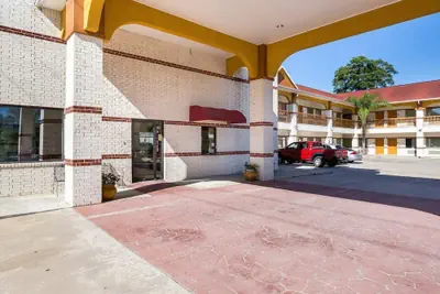 Photo 2 - Rodeway Inn & Suites Humble IAH