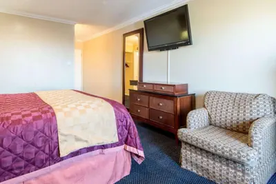 Photo 3 - Queencity Inn
