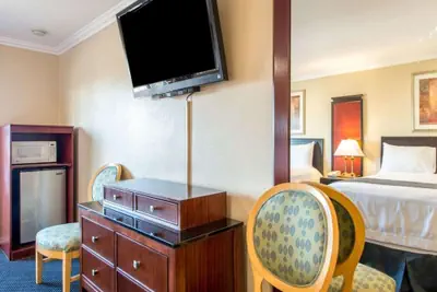Photo 4 - Queencity Inn