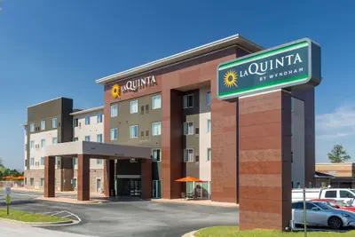 Photo 2 - La Quinta Inn & Suites by Wyndham Augusta/Fort Eisenhower