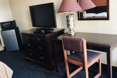 Photo 5 - Executive Inn