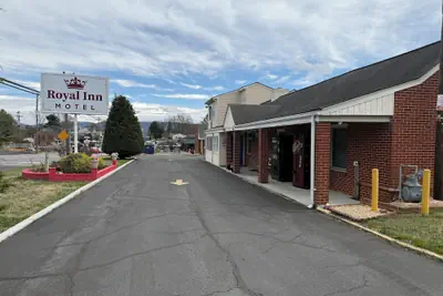 Photo 2 - Royal Inn Motel