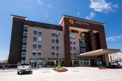 Photo 2 - La Quinta Inn & Suites by Wyndham Oklahoma City Airport
