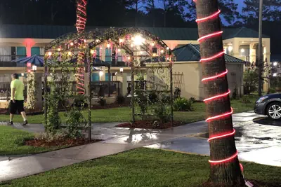 Photo 2 - Econo Lodge Inn & Suites Hardeeville I-95