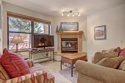 Photo 5 - Cozy + Convenient 1br - Just Steps To Vibrant Apres-ski 4ppl 1 Bedroom Condo by RedAwning