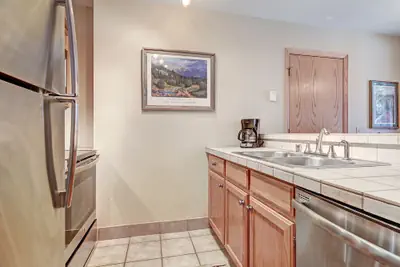 Photo 3 - Cozy + Convenient 1br - Just Steps To Vibrant Apres-ski 4ppl 1 Bedroom Condo by RedAwning
