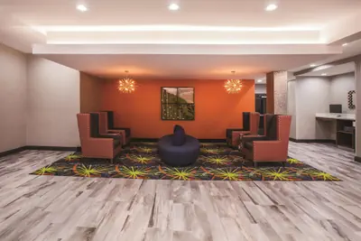 Photo 5 - La Quinta Inn & Suites by Wyndham Baton Rouge - Port Allen