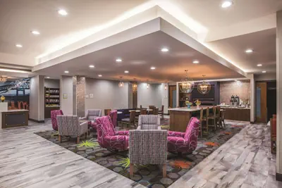 Photo 4 - La Quinta Inn & Suites by Wyndham Baton Rouge - Port Allen