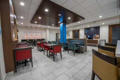Photo 4 - Holiday Inn Express & Suites Lake Charles South Casino Area by IHG