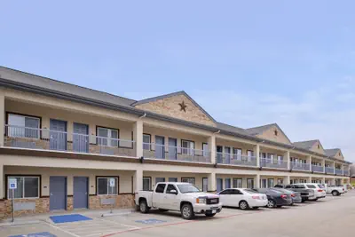 Photo 2 - Crystal Inn & Suites IAH Humble