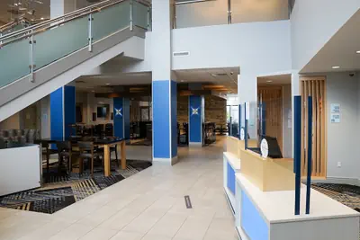 Photo 2 - Holiday Inn Express & Suites Denver - Aurora Medical Campus by IHG