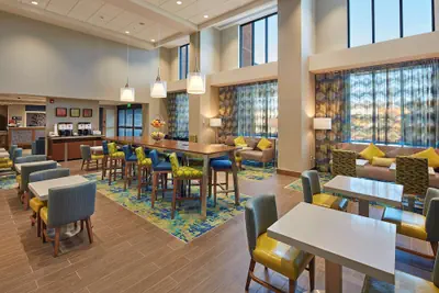 Photo 5 - Hampton Inn & Suites Sacramento at Csus