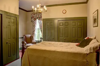 Photo 4 - Emma's Bed and Breakfast