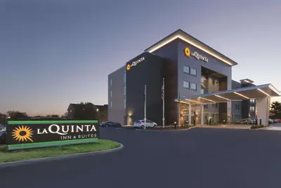 Photo 2 - La Quinta Inn & Suites by Wyndham Terre Haute