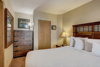 Photo 3 - 1br Cozy Winter Hideway- Walk To Apres, Shops, Fun- Sleeps 6 1 Bedroom Condo by RedAwning