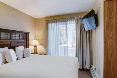 Photo 5 - 1br Cozy Winter Hideway- Walk To Apres, Shops, Fun- Sleeps 6 1 Bedroom Condo by RedAwning