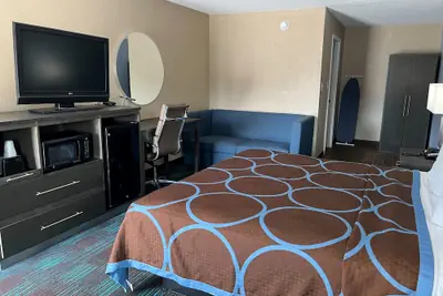Photo 5 - Super 8 by Wyndham Newport News
