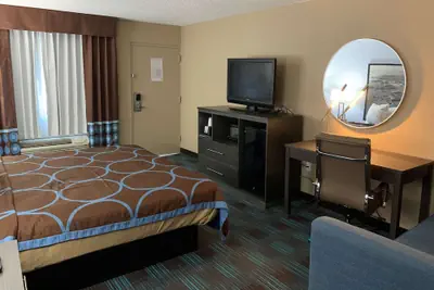 Photo 4 - Super 8 by Wyndham Newport News