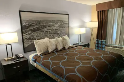 Photo 3 - Super 8 by Wyndham Newport News