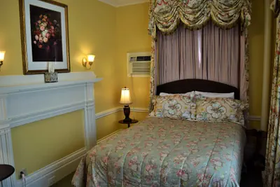 Photo 3 - Bellevue Manor