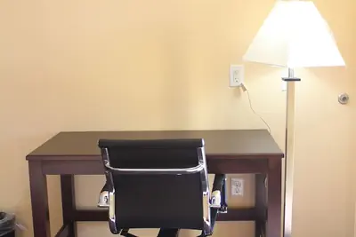 Photo 5 - Express Inn & Suites - Bush Airport