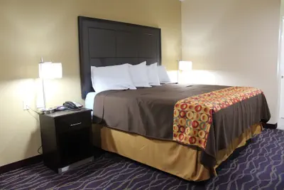 Photo 4 - Express Inn & Suites - Bush Airport