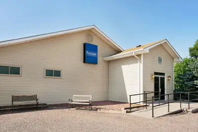 Photo 2 - Travelodge by Wyndham Guernsey